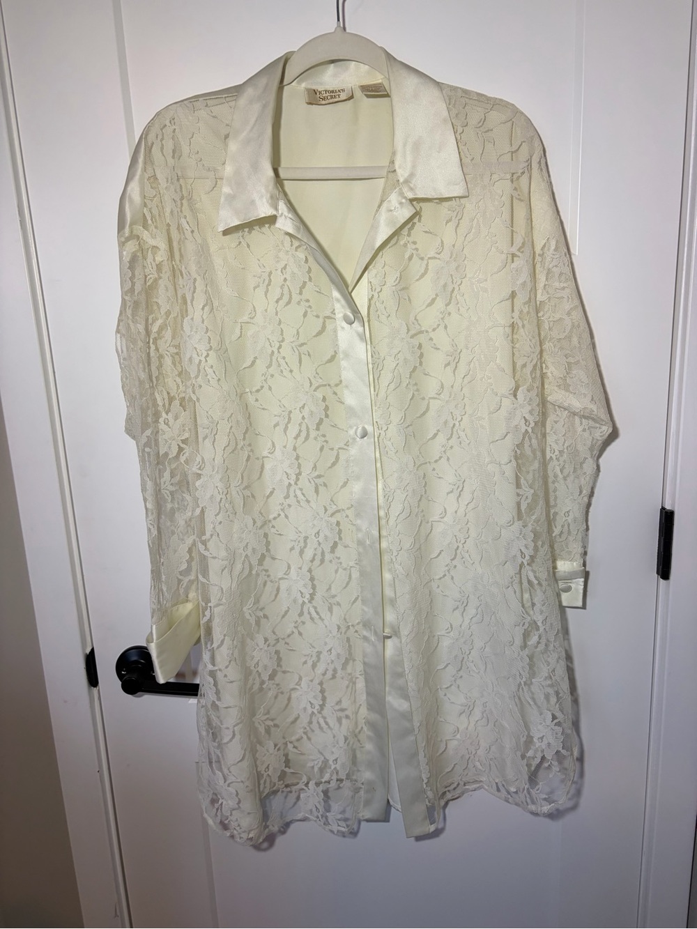 RARE VINTAGE Victoria's Secret Gold Label Cream Satin Button-Up Robe - Picture 2 of 6